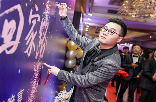 【高光“疫”事】勇敢逆行的特殊“网约车”——PT视讯90后，用信念打通生命运输线